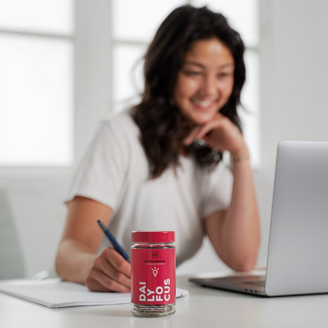 Shooting mit Nahrungsergänzungsmittel Daily Focus am Schreibtisch